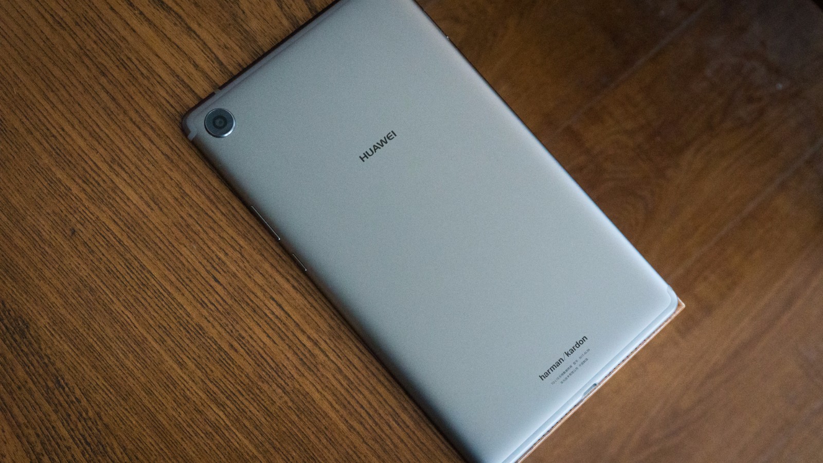 华为平板m5图赏:2.5d弧面玻璃/四曲面轻薄金属一体机身