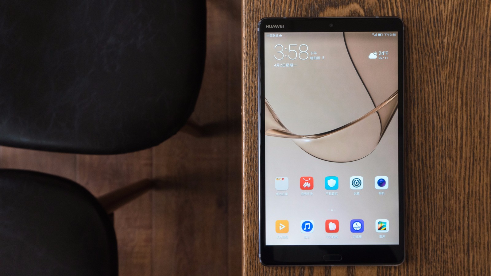 华为平板m5图赏:2.5d弧面玻璃/四曲面轻薄金属一体机身