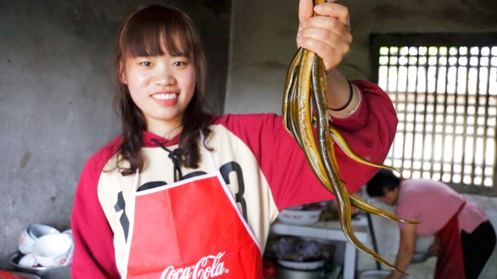 泥鳅这样做太香了,不加水,什么调料都不放,就用一瓶啤酒搞定!