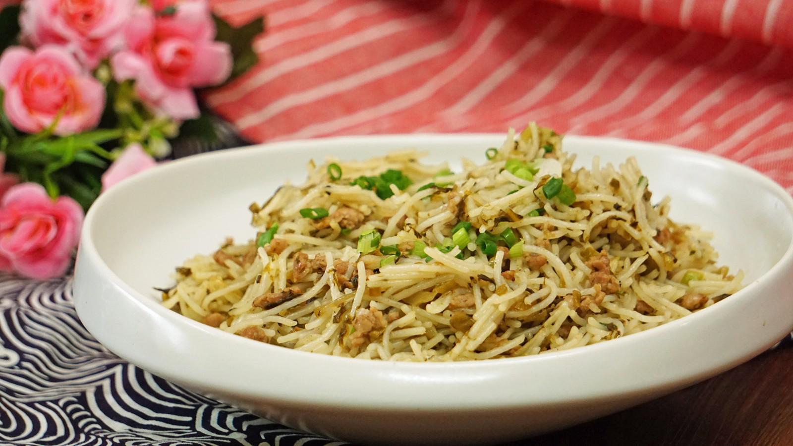 大厨教你做糟菜焖粉干,酸香扑鼻,干香可口