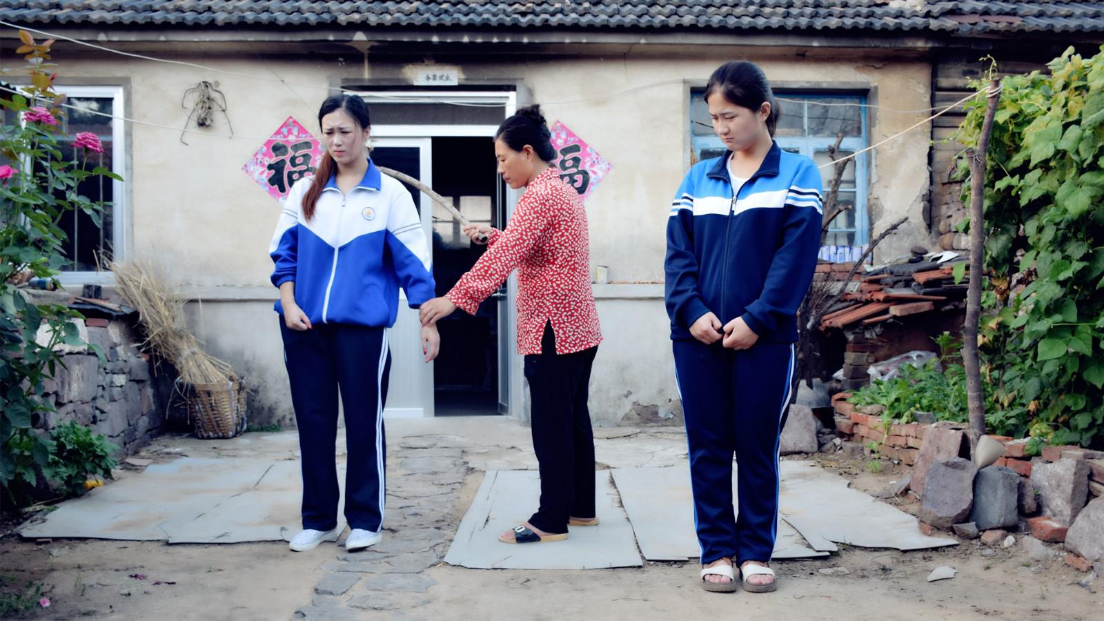 农村大妈抽屉的钱丢了,就责罚姐妹二人,姐姐说出真相妹妹后悔