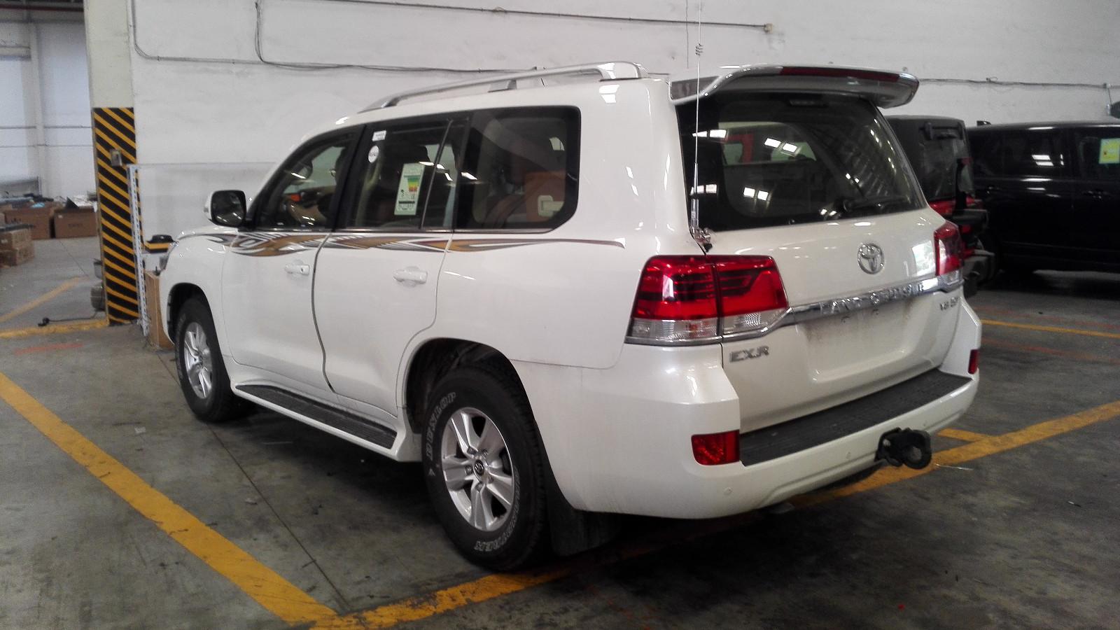 湖北客户提车丰田兰德酷路泽5700,改装完毕即将启程