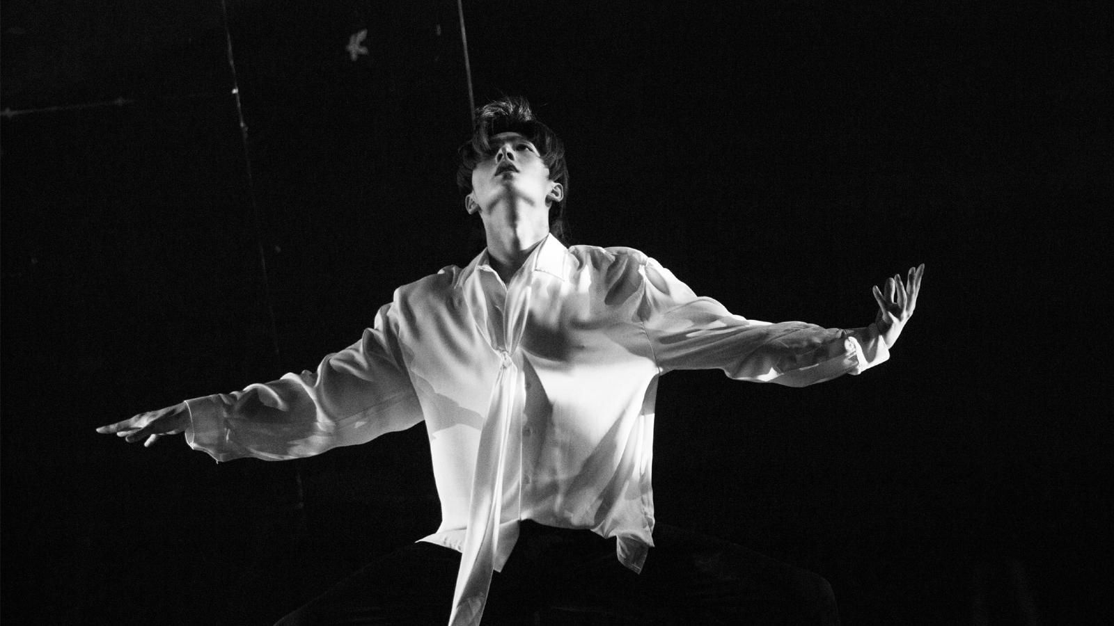 杨洋生日会,时隔多年再跳在军艺时的舞蹈《蒲公英》!