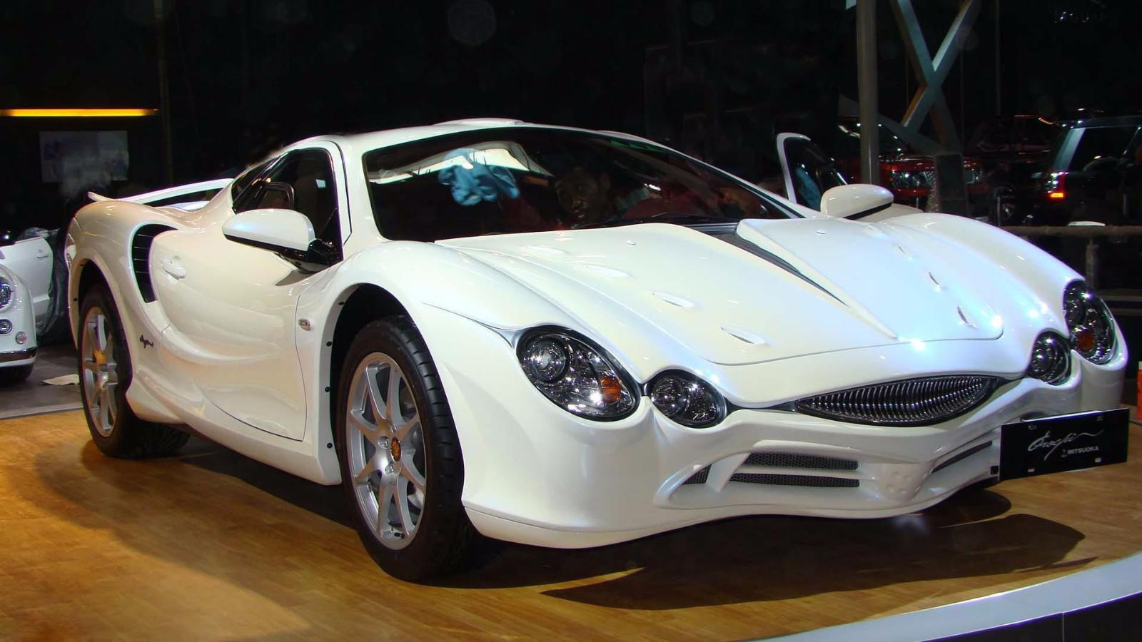 国内第1台上牌的光冈 218万 停在破院子里没人认识