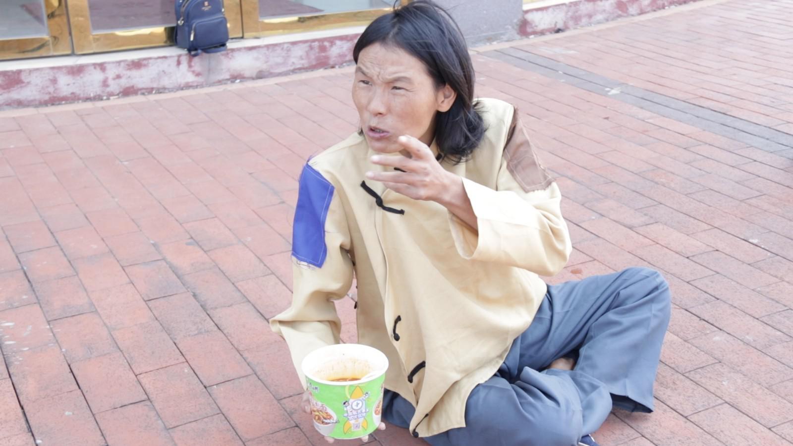 小伙同情路边乞丐,乞丐打一个电话后,立马态度360度改变