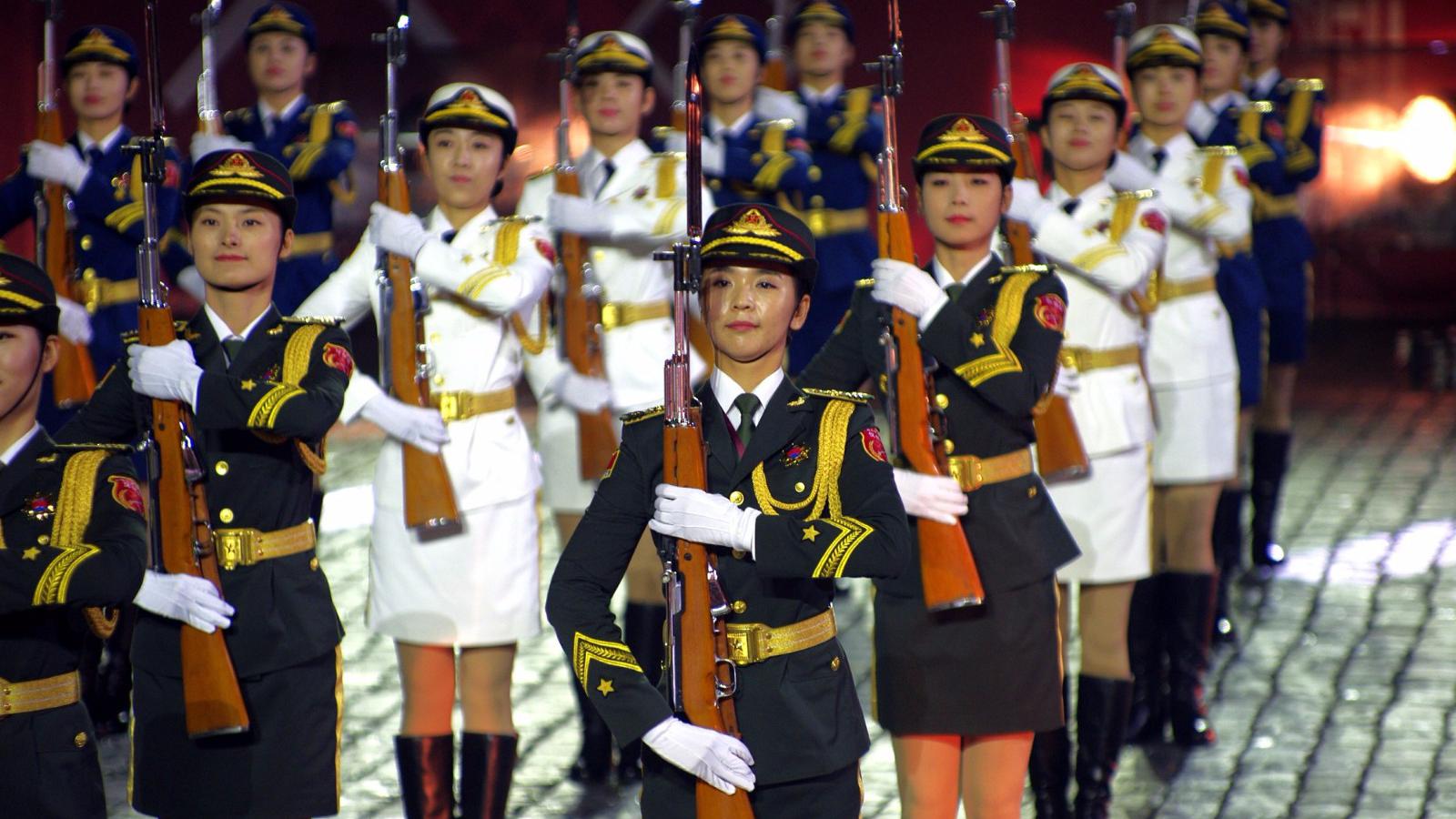 三军仪仗队女兵不但人漂亮,精彩的枪操表演也让人大饱眼福!