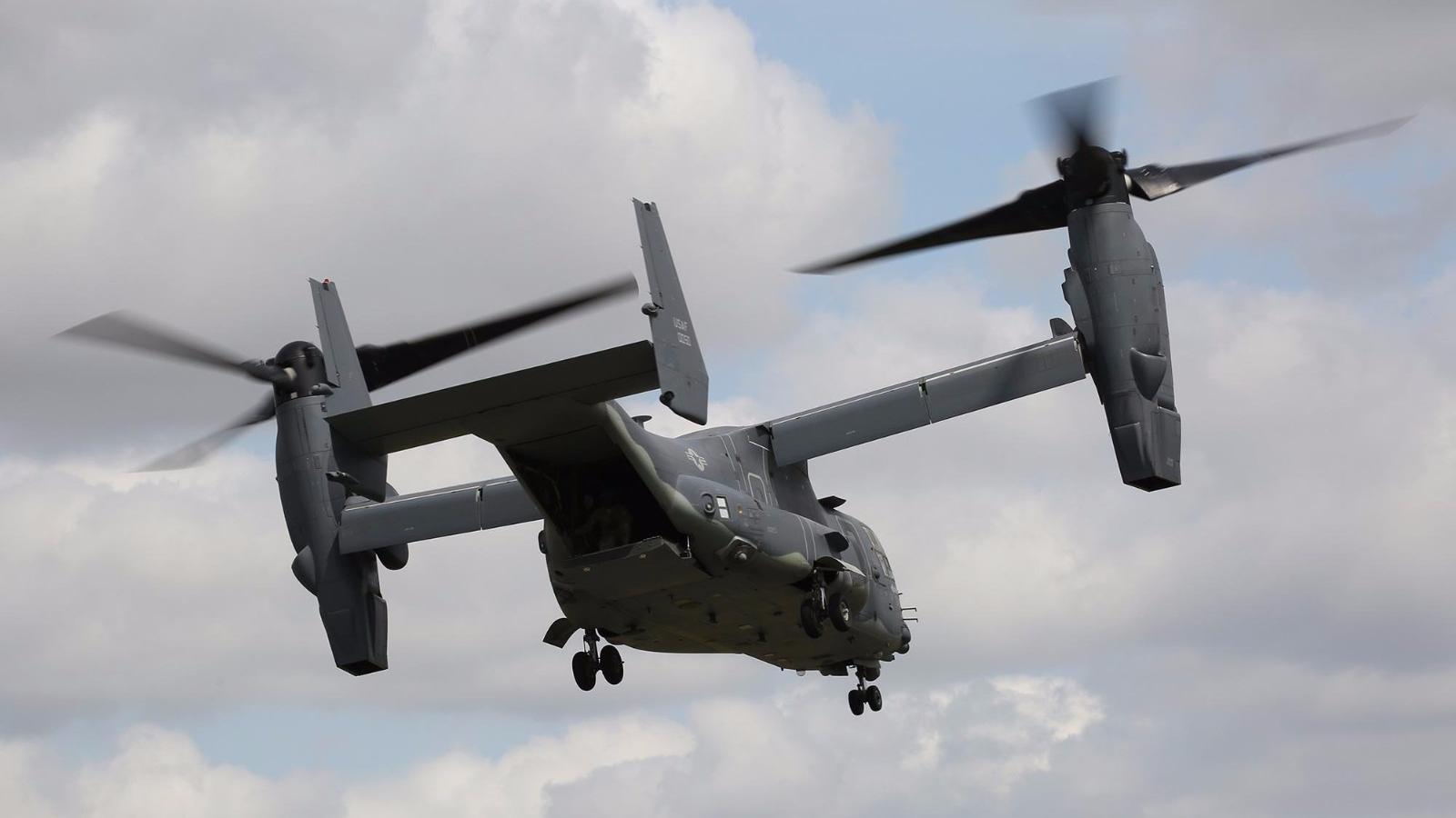 被网友称为变形金刚的作战飞机,美军鱼鹰直升机空中展示飞行技术