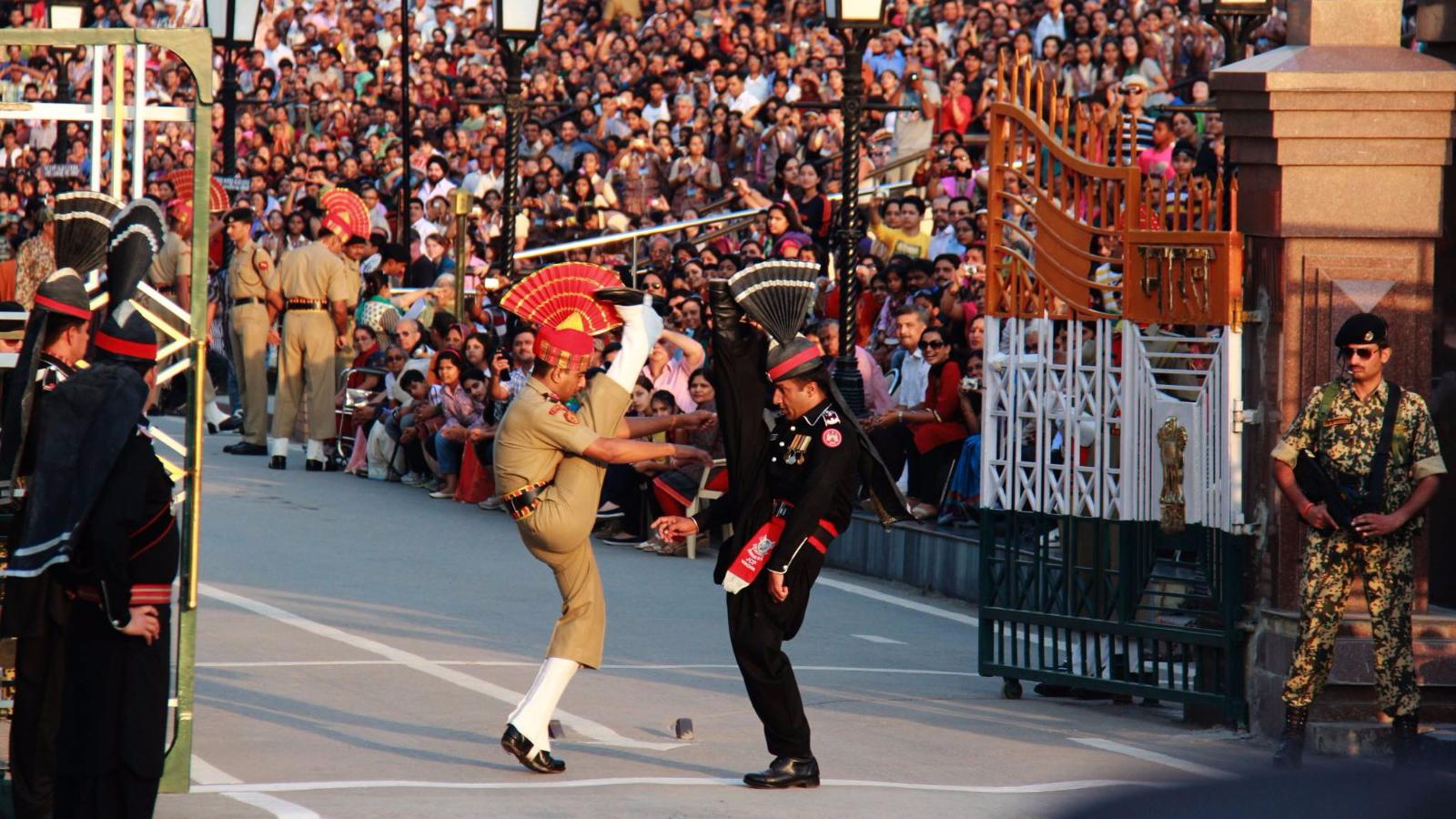 印巴士兵边境降旗仪式上相互踢正步,现场无数群众热血沸腾!