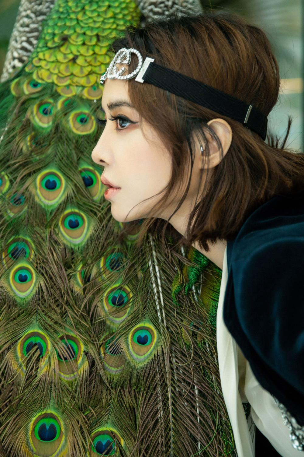 蔡依林变身惊艳孔雀精灵拍写真大片秀长腿姿势撩人