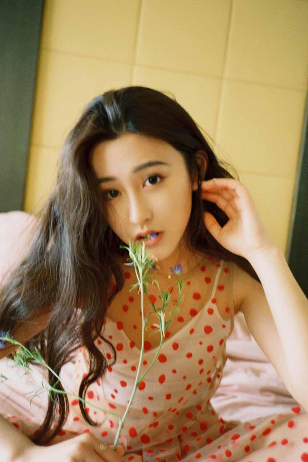 朱圣祎曝最新性感写真 玩味复古尽显少女韵味