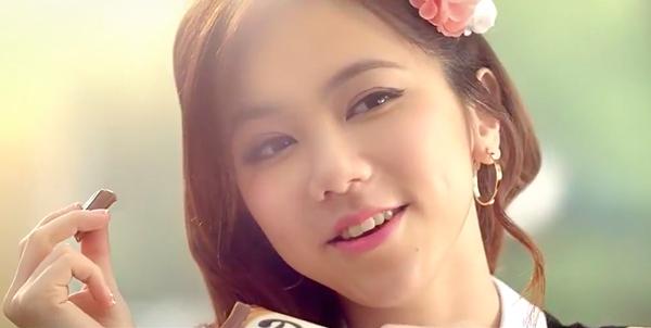 一代歌后邓紫棋也为德芙代言过看,那句台词:下雨天,巧克力和音乐更配