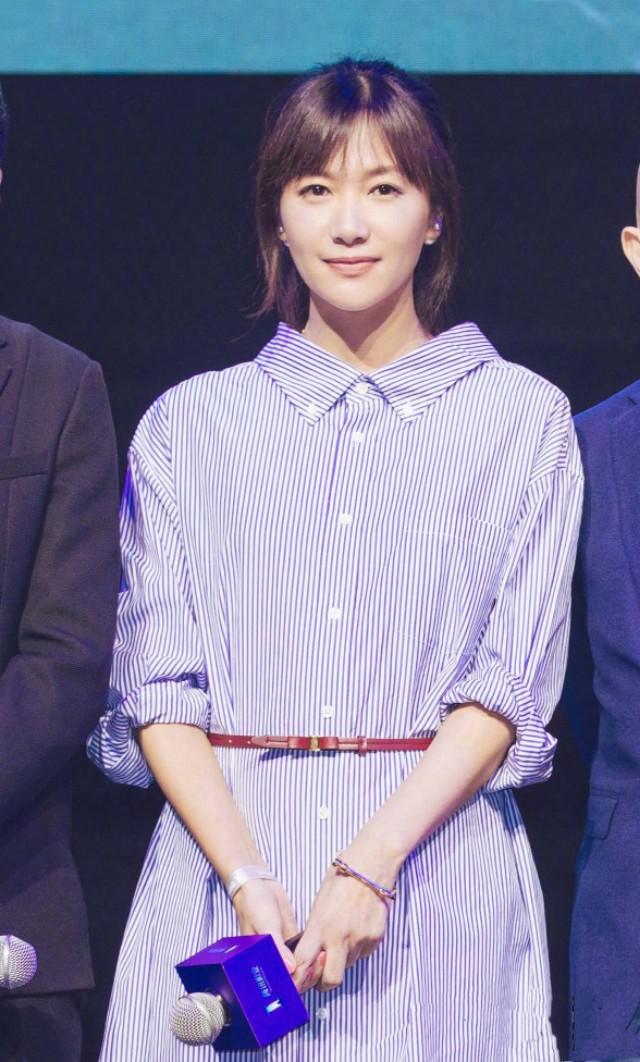 44岁徐静蕾新发型好减龄,穿条衬衫裙配红腰带,时髦炸了!