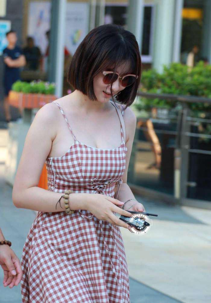 街拍: 敢露的"凶"才是真胸