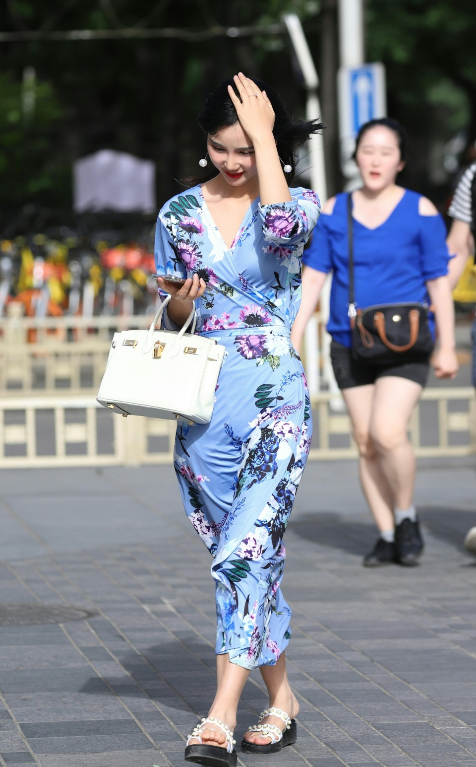 街拍:街头偶遇一位蓝色长裙女孩,身姿千细柔媚,女人味十足