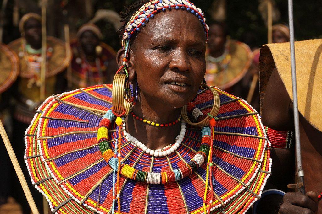 非洲女性的时尚带这个吃饭的时候不用担心弄脏衣服了