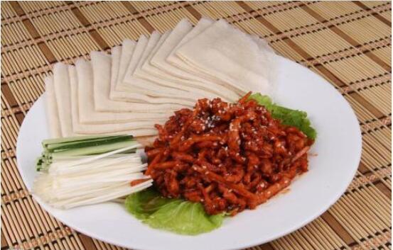 可以加黄瓜丝和香菜一起摆盘6,将肉丝放入锅中,加适量盐,与甜面酱充分