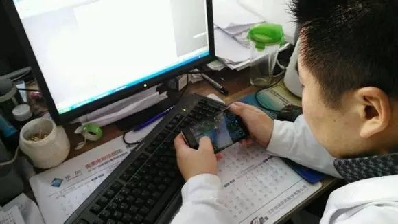 工作时间玩手机,停职了