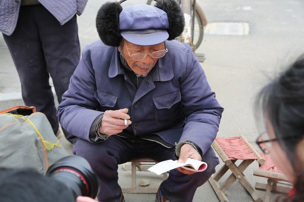 老者常年赶集出摊算命他说他算了四十年的命了算不灵不要钱