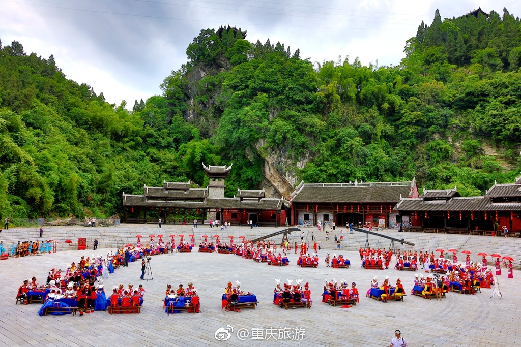 99对新人齐聚蚩尤九黎城参加苗族集体婚礼