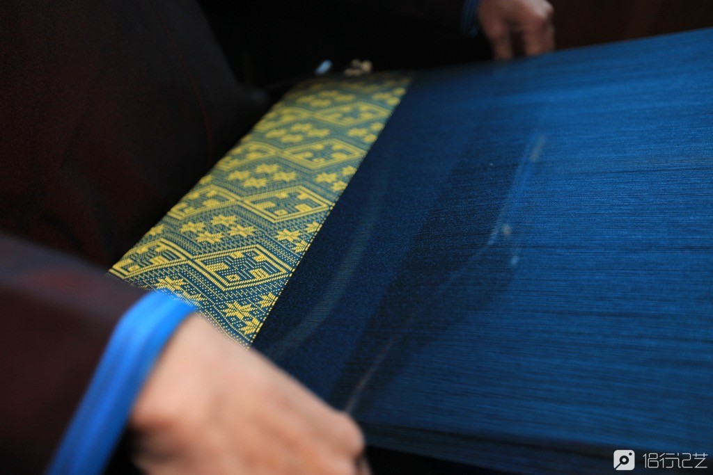 农妇8年培养3000留守妇女织手工布,国内无人要却远销欧美|侗族|田梅