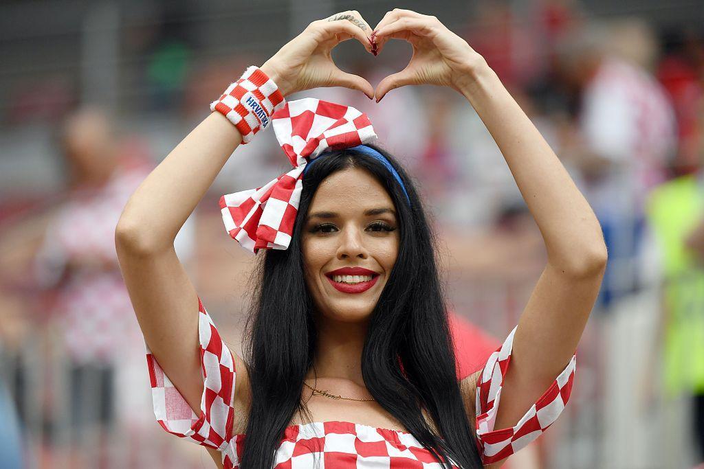 比心卖萌剪刀手 罗地亚美女球成摄影师宠儿