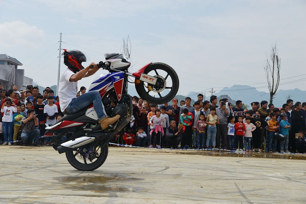 美国机车特技表演翻车