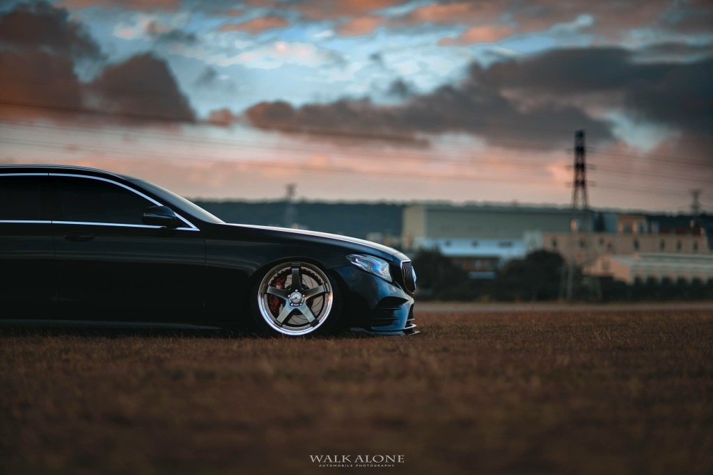 全新奔驰e级旅行版也玩改装,酷黑的低趴姿态给你焕然一新的感觉