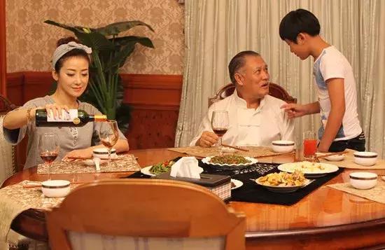 在和陈紫函搭档主演的电视剧《冷爱热恋》中,邱泽饰演了一位医学博士