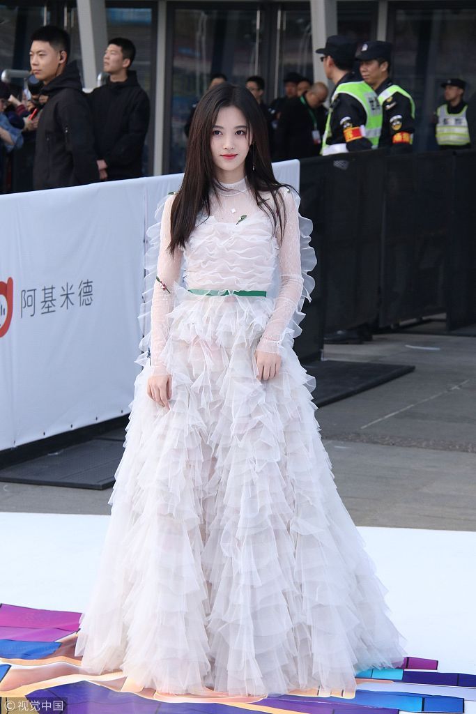 鞠婧祎穿白色纱裙妆容清丽