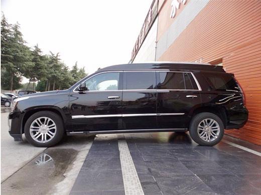 300万的凯迪拉克suv有多猛? 百公里油耗30l, 路虎完全不够看