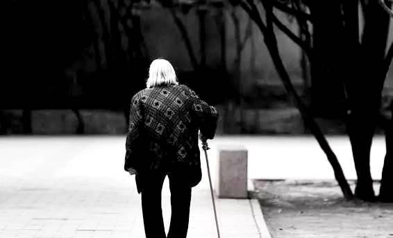 96岁老太遭亲人嫌弃无处容身 伤心欲跳湖