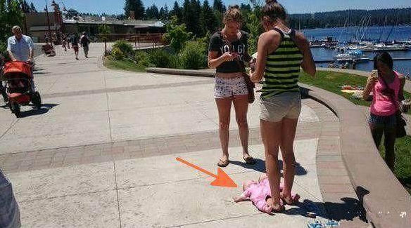 女子在大街上踩着双胞胎宝宝,着实狠心,得知真相众人哭笑不得