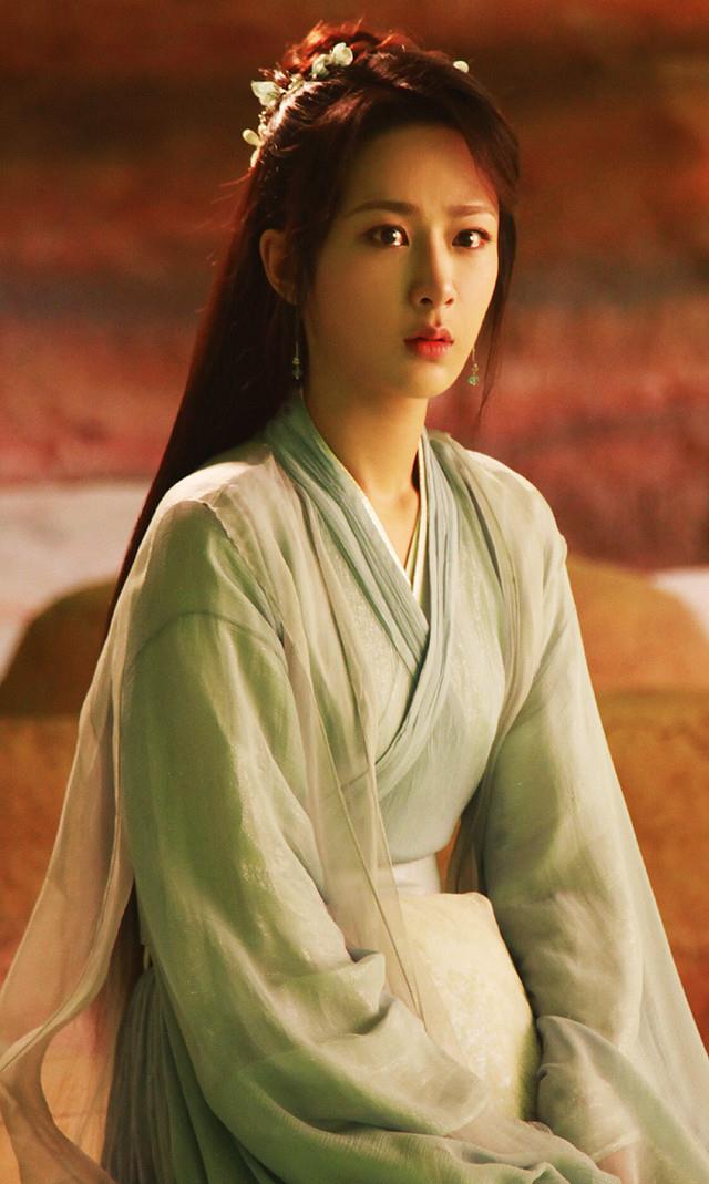 虽然锦觅的衣服很多,但是发型基本上没什么大变化,发饰的颜色会跟着