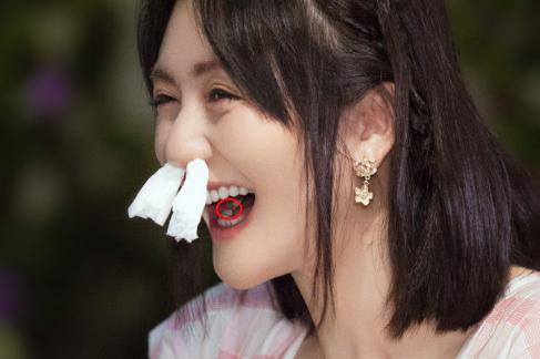 谢娜录节目搞怪,用纸巾堵住鼻孔张嘴笑,暴露牙齿上的小缺陷?