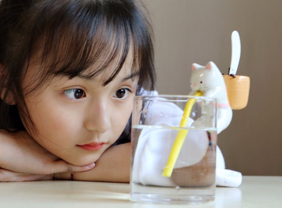 她是最会卖萌的小美女,5岁出道萌翻网友,与大咖飙戏从不怯场!