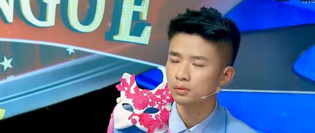 秦岚助理跪着举话筒真相其实是这样 闺蜜情让