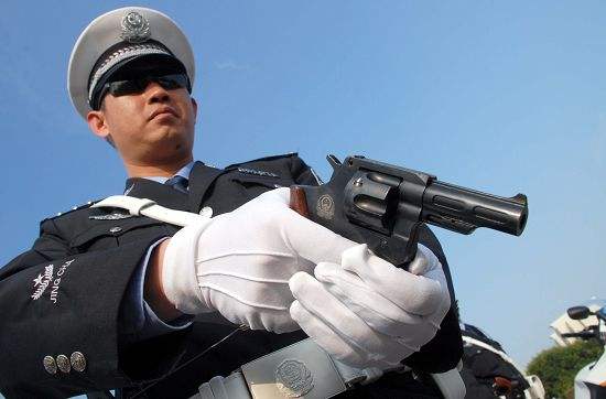 只有满足这些情况才行,很多人不知道|武器|交警|配枪_新浪新闻