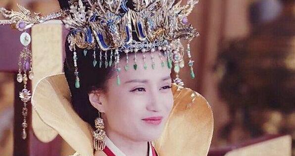 在《锦绣未央》里,万美汐饰演端庄大方的赫连皇后.