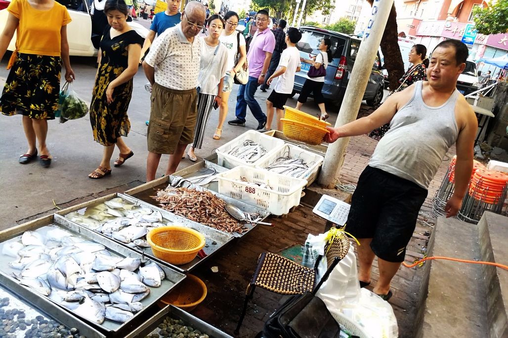 菜市场新鲜银鲳半斤左右50元一斤摆甲鱼黄链子鱼鲜蛎虾都有上市