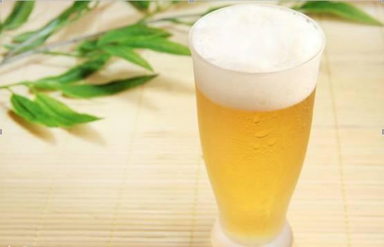 过期的啤酒是天然发酵过的有机液肥,呈酸性,其中含有大量的糖,碳水