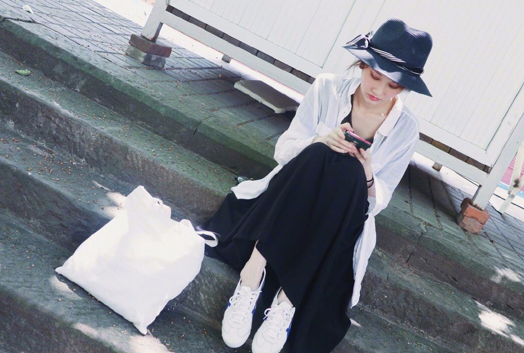 张慧雯白衫黑裙改走文艺风,低头走路脖子怪异感十足:某种动物