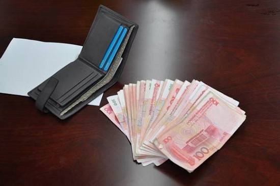 父亲捡到5000元钱,失主硬说少了1000,父亲卷起裤腿后对方愣住了