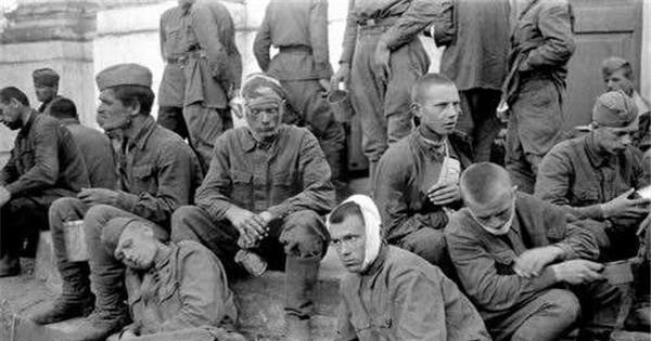 纳粹德国虐待战俘的劣迹举世闻名,在二战中德国总共俘虏了400万苏联