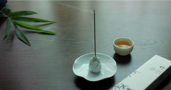 在古代的香,长短大约规定在30厘米,所以香的燃烧时间就等于现在的30