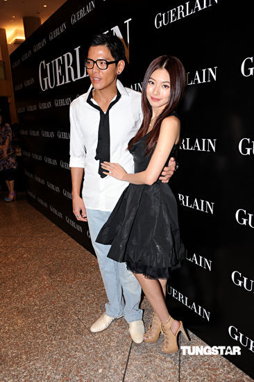 如今嫁给富商,婚礼上献唱示爱老公!|向华强|黄婉佩|向佐_新浪新闻