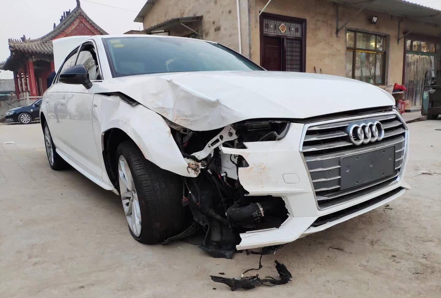 新提奥迪a4l半路就撞了,只因女友一个动作,车主:有点刺激