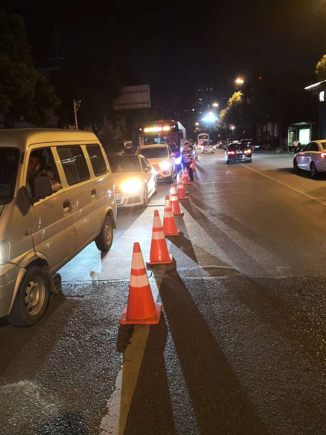 交警查酒驾遇豪车,司机说我配合不想进去