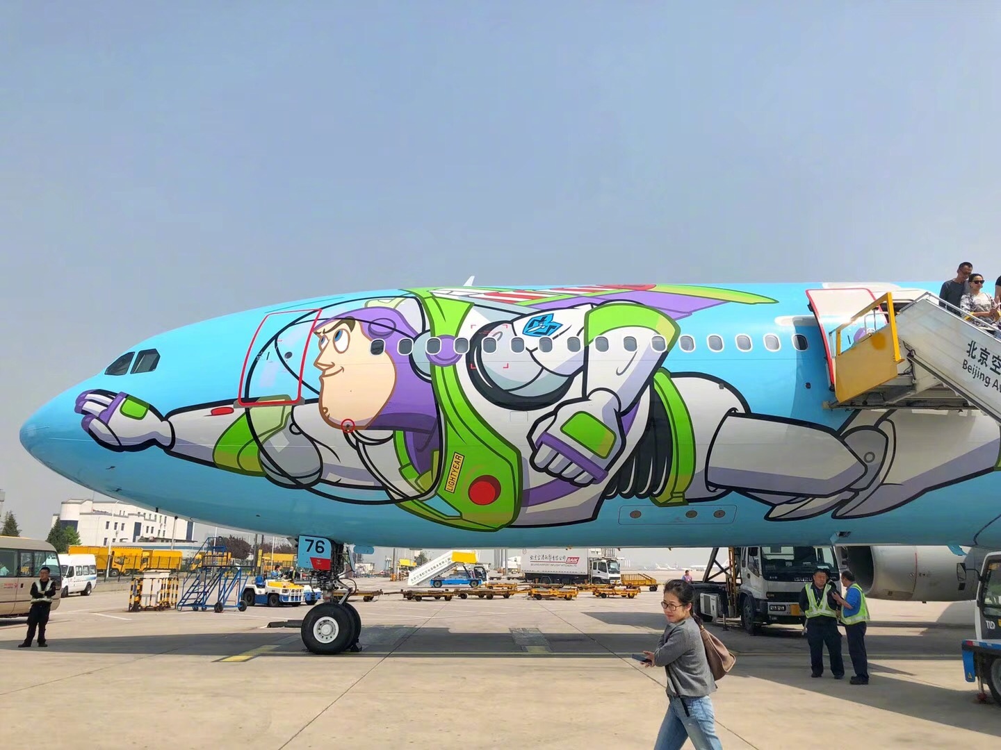 神奇小资君真的有朋友坐到玩具总动员迪士尼彩绘飞机了