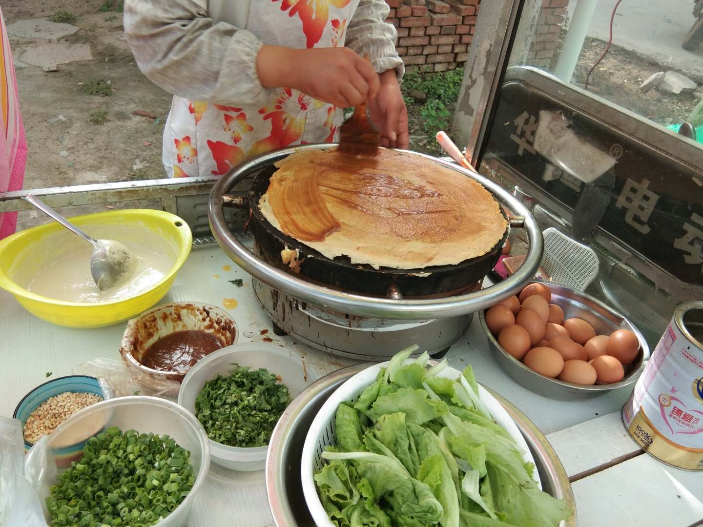 农村妇女制作的小吃不仅美味而且价格实惠摊位每天都爆满