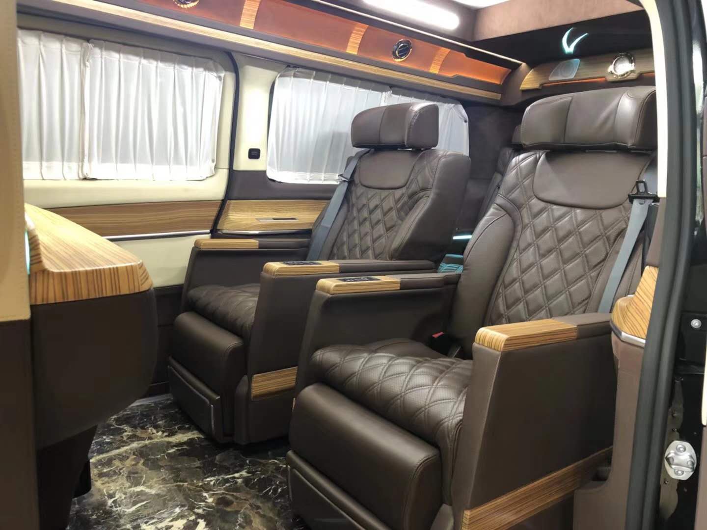 奔驰v260l商务车 内饰改装升级 舒适感更强 整车操控性更好